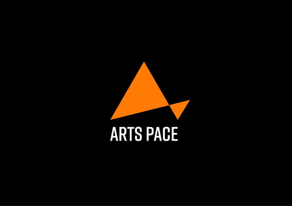 Un logo semplice e moderno con un simbolo astratto arancione e la scritta bianca "ARTS PACE" in basso.