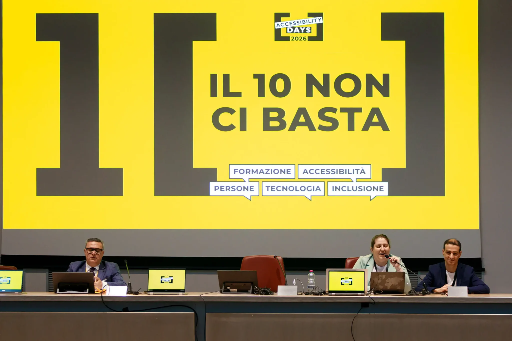 Grafica slide principale, con la scritta "Il 10 non ci basta"